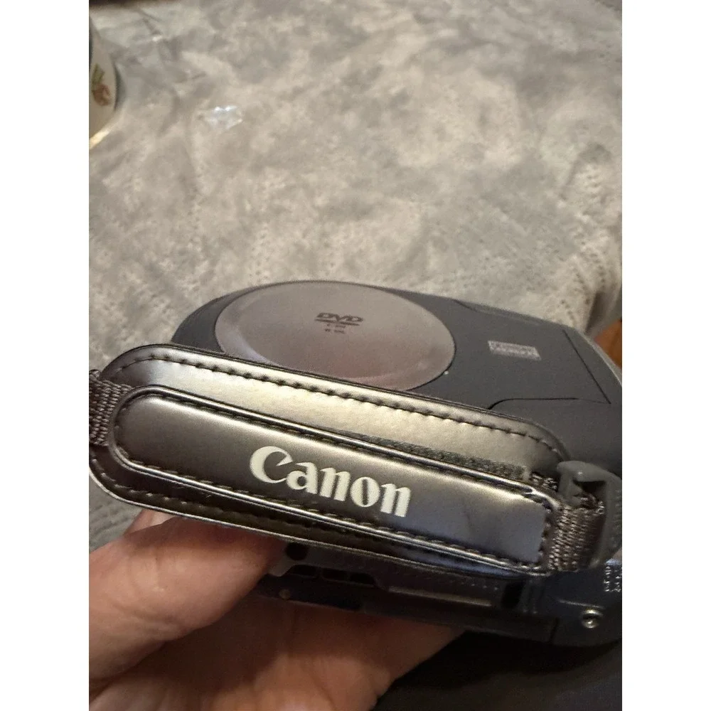 Canon DC210‎ DVD Video Camcorder 35x Optical Zoom  W/ Battery & Charger +Bag